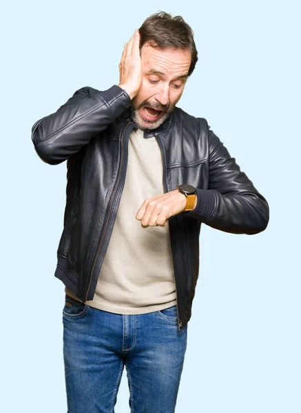 Hombre Guapo Mediana Edad Con Chaqueta Cuero Negro Mirando Tiempo —  Fotos de Stock