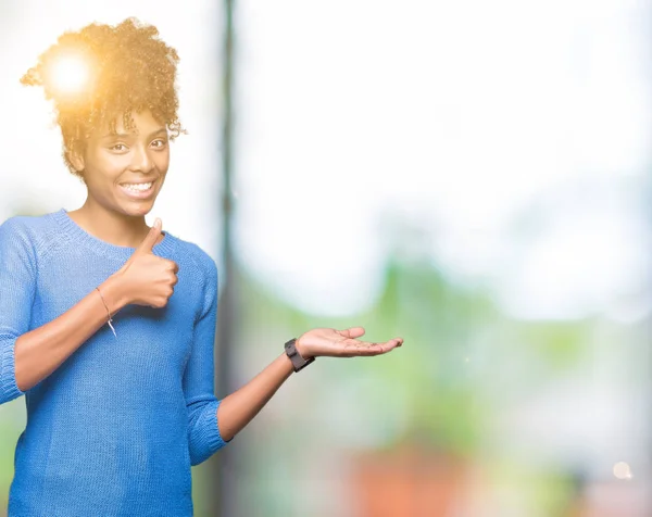 Mooie Jonge African American Vrouw Geïsoleerde Achtergrond Weergegeven Palm Hand — Stockfoto