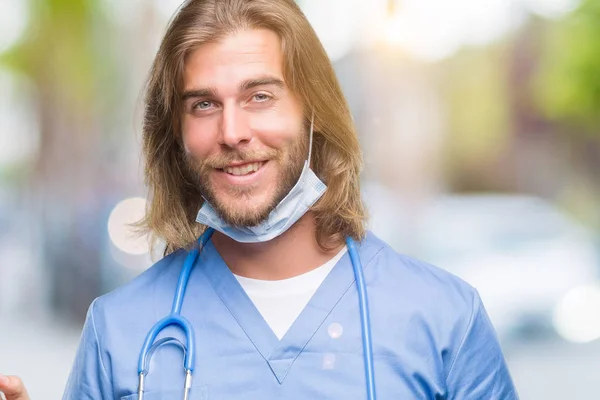 Giovane Bell Uomo Medico Con Capelli Lunghi Sfondo Isolato Con — Foto Stock