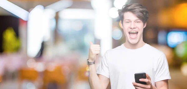 Hombre Joven Usando Teléfono Inteligente Sobre Fondo Aislado Feliz Con —  Fotos de Stock