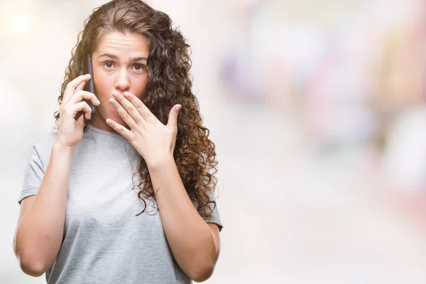 Młoda Dziewczyna Brunetka Mówi Smartphone Białym Tle Okładka Usta Ręką — Zdjęcie stockowe