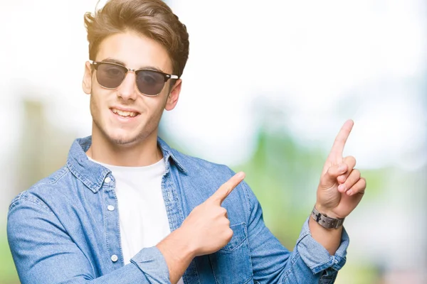 Junger Schöner Mann Mit Sonnenbrille Über Isoliertem Hintergrund Lächelnd Und — Stockfoto