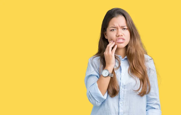 Jonge Mooie Brunette Zakenvrouw Geïsoleerde Achtergrond Mond Met Hand Met — Stockfoto