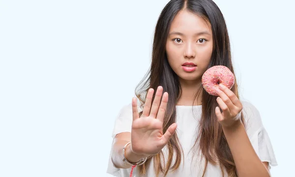 Young Asian Woman Eating Donut Isolated Background Open Hand Doing — Stock Photo, Image