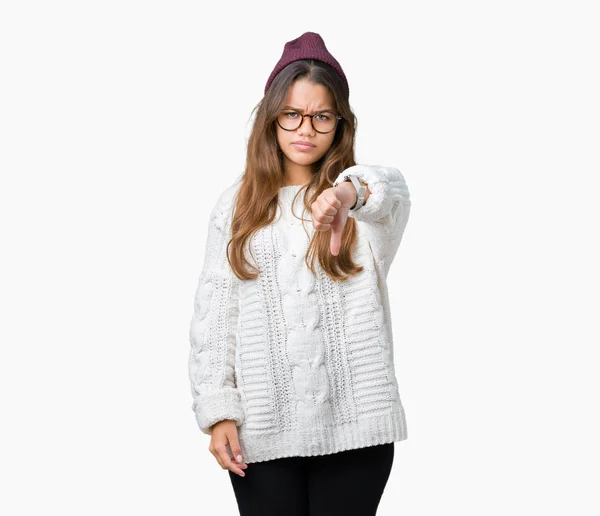 Młoda Piękna Brunetka Hipster Kobieta Nosi Okulary Czapka Zimowa Białym — Zdjęcie stockowe