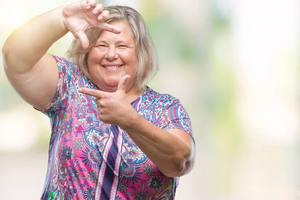 Senior Grootte Kaukasische Vrouw Geïsoleerde Achtergrond Glimlachend Maken Frame Met — Stockfoto