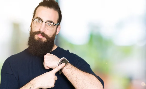 Jonge Hipster Man Met Lange Haren Baard Dragen Van Een — Stockfoto