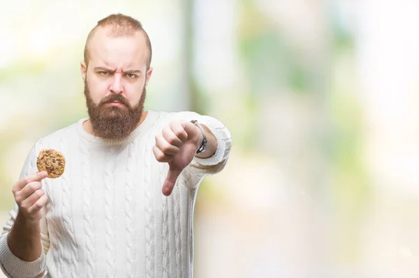 Hipster Młody Mężczyzna Jedzenie Czekolady Chipy Ciasteczko Białym Tle Gniewną — Zdjęcie stockowe