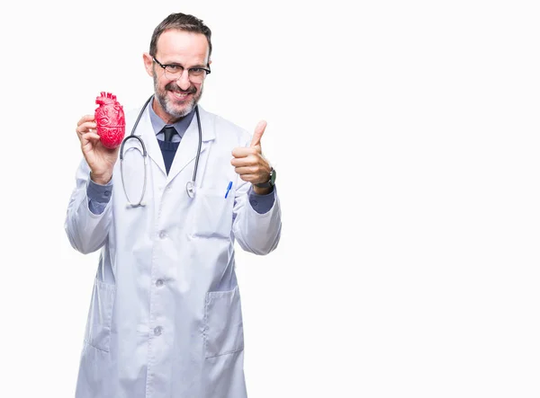 Średnim Wieku Starszy Kardiolog Sędziwy Doktor Człowiek Gospodarstwa Serca Białym — Zdjęcie stockowe