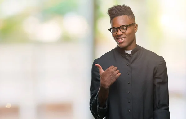 Junger Afrikanisch Amerikanischer Priester Über Isoliertem Hintergrund Lächelt Mit Glücklichem — Stockfoto