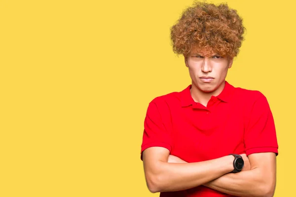 Stilig Ung Man Med Afro Hår Bär Röd Shirt Skeptiker — Stockfoto