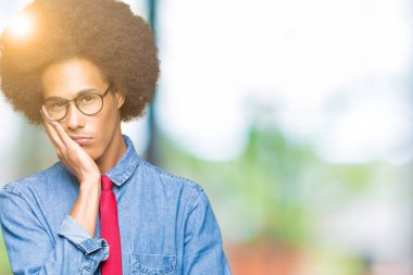 Gözlük ve kırmızı kravat düşünme seyir afro saçlı genç Afro-Amerikan iş adam yorgun ve sıkılmış çapraz silah depresyon sorunları ile.