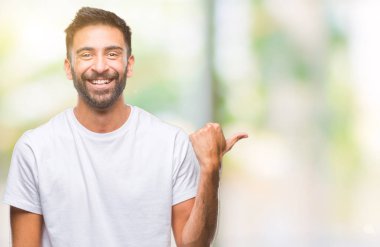 Seyir ve başparmak yanında yukarıyı mutlu yüz ile gülümseyen izole arka plan yetişkin İspanyol adam.