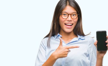 Genç Asyalı kadın gösteren smartphone boş ekran üzerinde izole arka el ve parmak ile işaret çok mutlu
