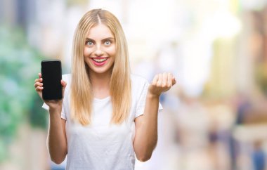 Duygu tezahürat smartphone gurur çığlık ve zafer ve başarı çok heyecanlı, kutluyor izole arka plan üzerinde gösterilen genç güzel sarışın kadın