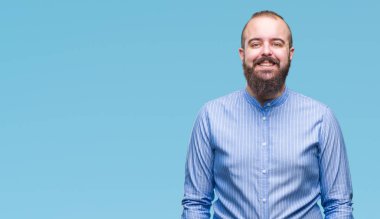 Genç beyaz hipster adam yüzünde mutlu ve güzel bir gülümseme ile izole arka plan üzerinde. Şanslı kişi.