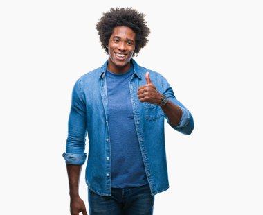 Hareketi el ile mutlu yaşasın yapıyor izole arka plan üzerinde Afro Amerikalı adam. Kameraya bakarak başarı gösteren ile ifade onaylama.