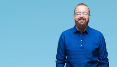 Üzerinde gözlük takan Genç beyaz hipster adam arka yüzünde mutlu ve güzel bir gülümseme ile izole. Şanslı kişi.