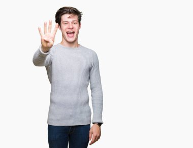 Gösterilen arka plan üzerinde kış kazak giyen genç yakışıklı adam izole ve parmakları ile işaret kendinden emin ve mutlu gülümseyerek süre dört numara.