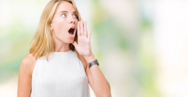 Güzel genç zarif kadın bağırarak ve ağzı üzerinde el ile yan için çığlık izole arka plan yüzünden. İletişim kavramı.