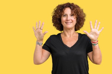 Gösterilen ve parmakları ile işaret izole arka plan güzel orta ager üst düzey kadın kendinden emin ve mutlu gülümseyerek süre on numara.