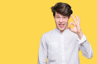 Genç yakışıklı iş adamı izole arka plan el ve parmaklar ok işaretiyle yapıyor olumlu gülümseyen üzerinde. Başarılı ifade.