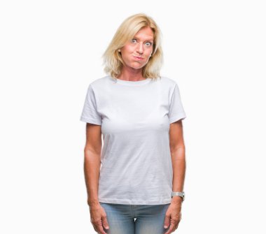 Orta yaş sarışın kadın komik surat ile yanakları şişirme izole arka plan yüzünden. Ağız ile hava, deli ifade şişirilmiş.