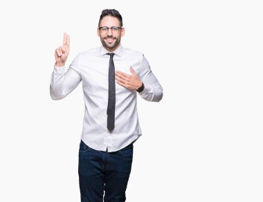 Genç yakışıklı iş adam gözlük izole üzerinden Swearing göğüs ve bir sadakat sözü yemin yapma parmaklar, el ile arka plan