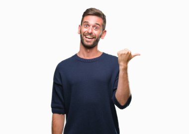 Seyir ve başparmak yanında yukarıyı mutlu yüz ile gülümseyen izole arka plan üzerinde kış kazak giyen genç yakışıklı adam.