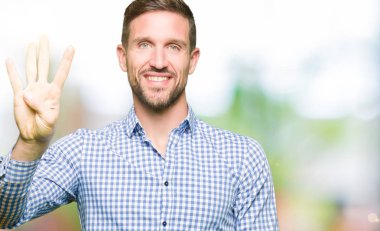 Gösterilen ve parmakları ile işaret mavi gözlü yakışıklı iş adamı kendinden emin ve mutlu gülümseyerek süre dört numara.
