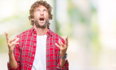 Yakışıklı İspanyol modeli adam izole arka plan çılgın ve kızgın bağırarak ve agresif ifade ve silah kaldırdı bağırıyor. Hayal kırıklığı kavramı.