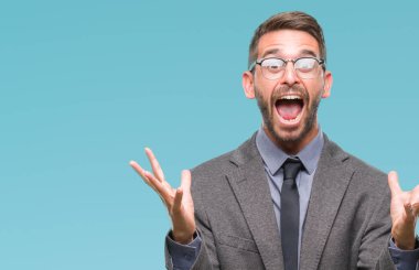 Genç yakışıklı iş adam deli kutluyor arka plan izole ve başarı için kaldırdı kollarını açarak hayrete ve heyecanlı çığlık gözleri açık. Kazanan kavramı