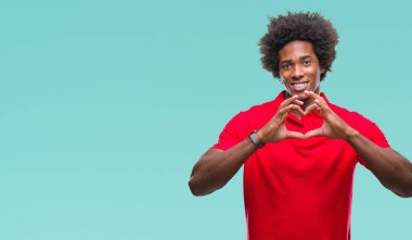 Kalp simgesi ve elleriyle şekil gösterilen aşık gülümseyen izole arka plan üzerinde Afro Amerikalı adam. Romantik kavramı.