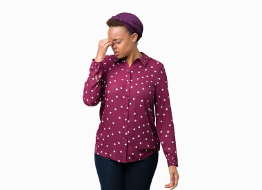 İzole arka plan üzerinde başörtüsü giyen güzel genç Afro-Amerikan kadın sürtünme burun ve göz yorgunluğu ve baş ağrısı duygu yorgun. Stres ve hayal kırıklığı kavramı.