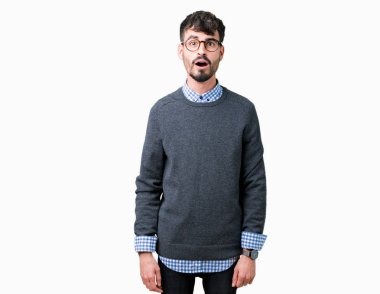 Genç yakışıklı zeki adam gözlüklü izole arka plan korkuyor ve şok sürpriz ifade, korku ve heyecan yüz üzerinden.