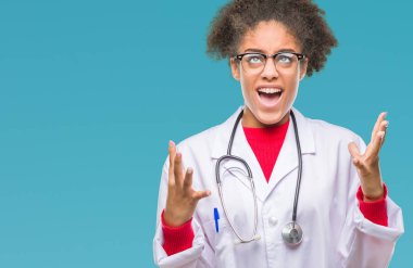 Genç afro Amerikalı doktor kadın izole arka plan çılgın ve kızgın bağırarak ve agresif ifade ve silah kaldırdı bağırıyor. Hayal kırıklığı kavramı.