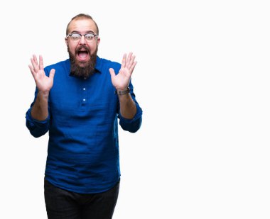 Üzerinde gözlük takan Genç beyaz hipster adam deli kutluyor arka plan izole ve çığlık kaldırdı ve açık gözleri heyecanlı silah ile başarı için hayrete düşürdü. Kazanan kavramı