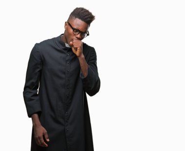 Duygu iyi ve soğuk veya bronşit için semptom olarak öksürük izole arka plan genç Afro-Amerikan rahip adam. Sağlık kavramı.