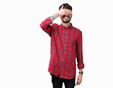 Gülümsüyor ve gözleri için sürpriz kapsayan yüz el ile gülüyor izole arka plan üzerinde gözlük takan yakışıklı delikanlı. Kör kavramı.