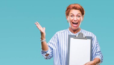 Pano tutan üst düzey beyaz iş kadın büyük gülümseme ile çığlık zaferini kutluyor ve ellerini kaldırdı arka plan çok mutlu ve heyecanlı, kazanan ifade izole