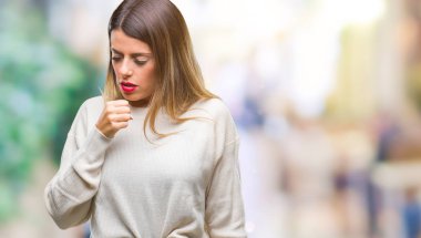 Genç güzel kadın hasta ve soğuk veya bronşit için semptom olarak öksürük duygu izole arka plan üzerinde rahat beyaz kazak. Sağlık kavramı.