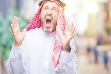 Keffiyeh üzerinde giyen üst düzey Arap adam arka plan deli izole ve deli bağırarak ve agresif ifade ve silah kaldırdı bağırıyor. Hayal kırıklığı kavramı.