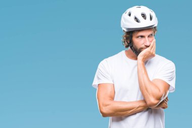 Seyir yorgun ve bıkkın ile depresyon sorun Çapraz kollar ile izole arka plan düşünme üzerinde güvenlik kask giymiş yakışıklı İspanyol bisikletçi adam.
