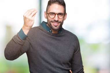 Genç yakışıklı adam gözlük izole arka yapıyor İtalyan üzerinde el ve parmak emin ifadeyle jest