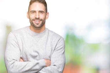 Üzerine tişört giyen genç yakışıklı adam mutlu yüz ile gülümseyerek kameraya seyir silah geçti arka plan izole. Olumlu bir kişi.