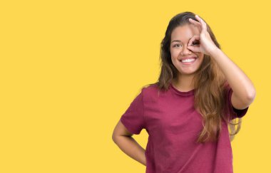 Genç güzel esmer kadın gülümsüyor, parmakları ile mutlu yüz üzerinden seyir göz el ile ok jest yapıyor izole arka plan üzerinde.