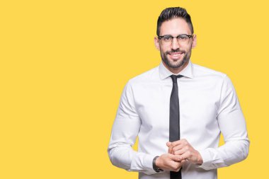 Birlikte izole arka plan eller üzerinde gözlüklü genç yakışıklı iş adamı ve parmakları rahat ve neşeli gülümseyen geçti. Başarı ve iyimser