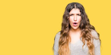 Kış elbise korkuyor ve şok sürpriz ifade, korku ve heyecan yüz genç güzel kadın.