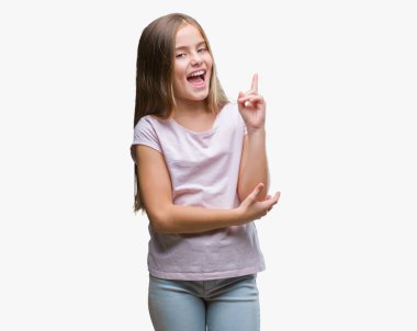 Kameraya bakarak yan el ve parmak ile işaret izole arka yüzünde kocaman bir gülümseme ile genç güzel kız.