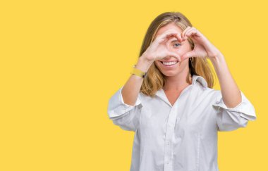 Güzel genç iş kadını izole arka plan yaparken kalp şekli el ve parmak işareti seyir gülümseyen ile üzerinde